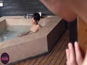 筆おろし温泉ソープ 親父が再婚して― Ｈカップ巨乳の義母さんができた。家族旅行で僕が童貞だとわかると淫乱な義母さんに狙われて…逢見リカ　サンプル画像02